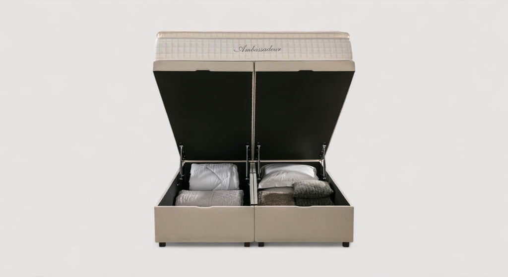 Lit coffre Ouessant Luca beige avec rangement ouvert, contenant des couvertures et oreillers