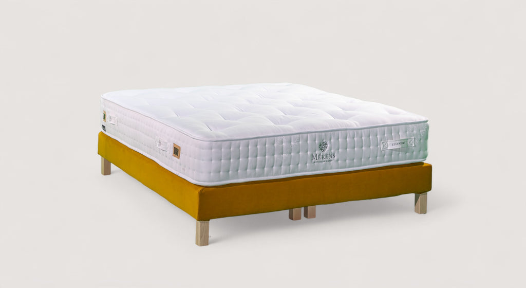 Sommier à lattes Palma avec matelas blanc sur cadre en bois et tissu jaune, design moderne et épuré