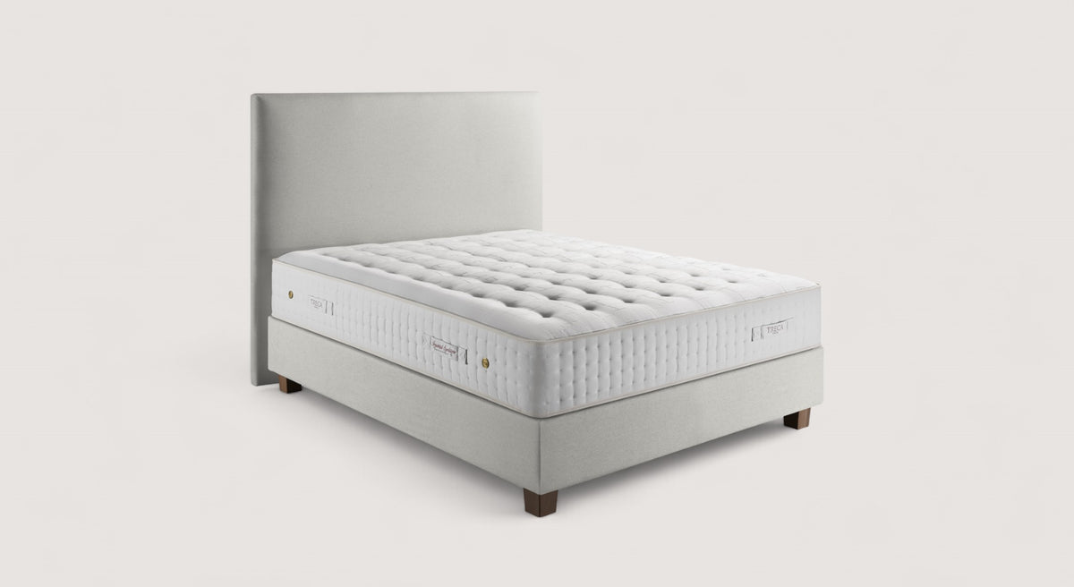 Matelas Treca Imperial Symphonie sur sommier, design élégant et capitonné, fond blanc