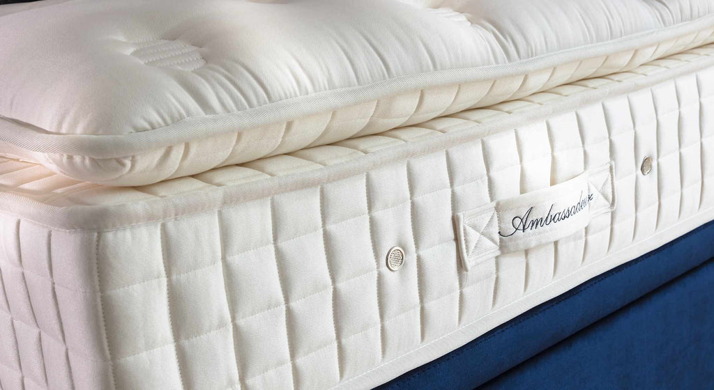 Matelas Ambassadeur en gros plan, avec coutures détaillées et logo visible sur le côté