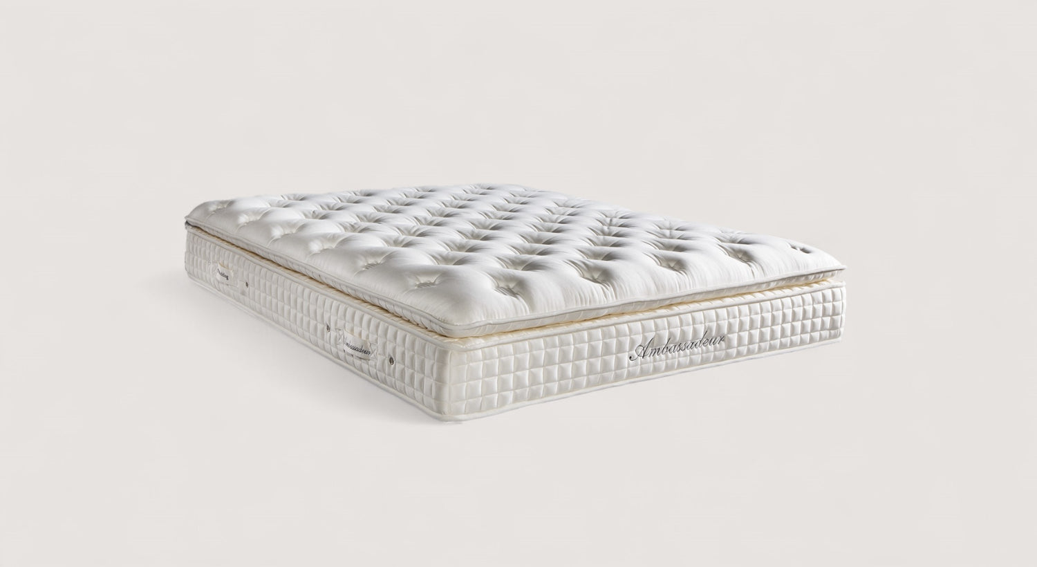 Matelas Ambassadeur Wedambassa avec surpiqûres et finitions luxueuses, présenté en packshot sur fond neutre