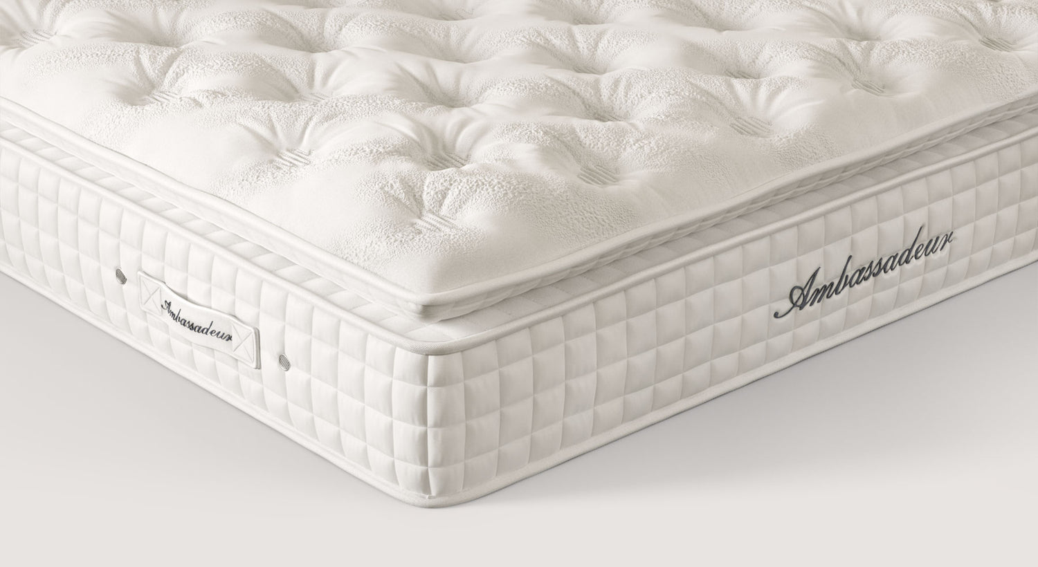 Matelas Ambassadeur en gros plan, avec coutures détaillées et logo visible sur le côté