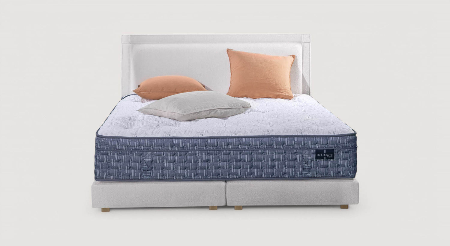 Sommier à lattes Andy 15 en couleur ivoire alpestre, avec matelas et oreillers orange et blanc, packshot