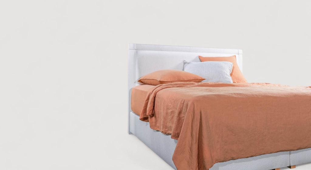 Sommier à lattes Andy 20 en coloris ivoire avec matelas et oreillers, design élégant et moderne