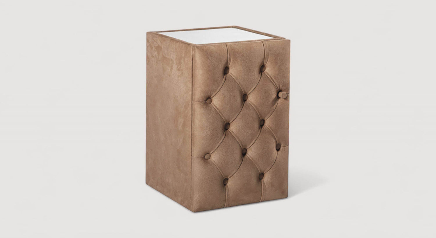 Table de chevet Chandler Deluxe en velours beige avec capitonnage, vue de face