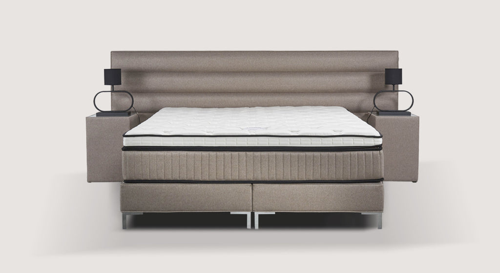 Tête de lit rembourrée beige avec matelas blanc, ambiance moderne et élégante