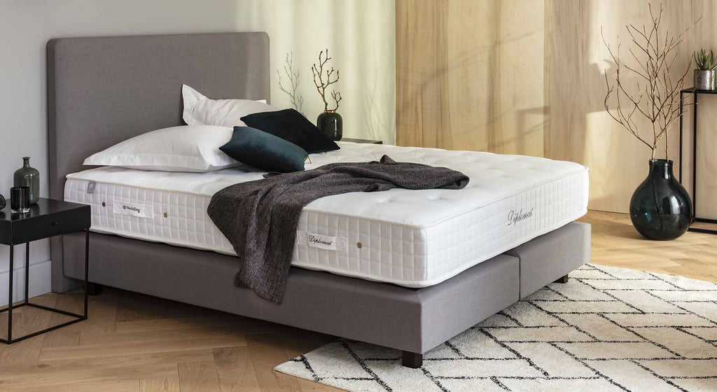 Matelas Diplomat en gros plan, avec surpiqûres et logo visible sur le côté