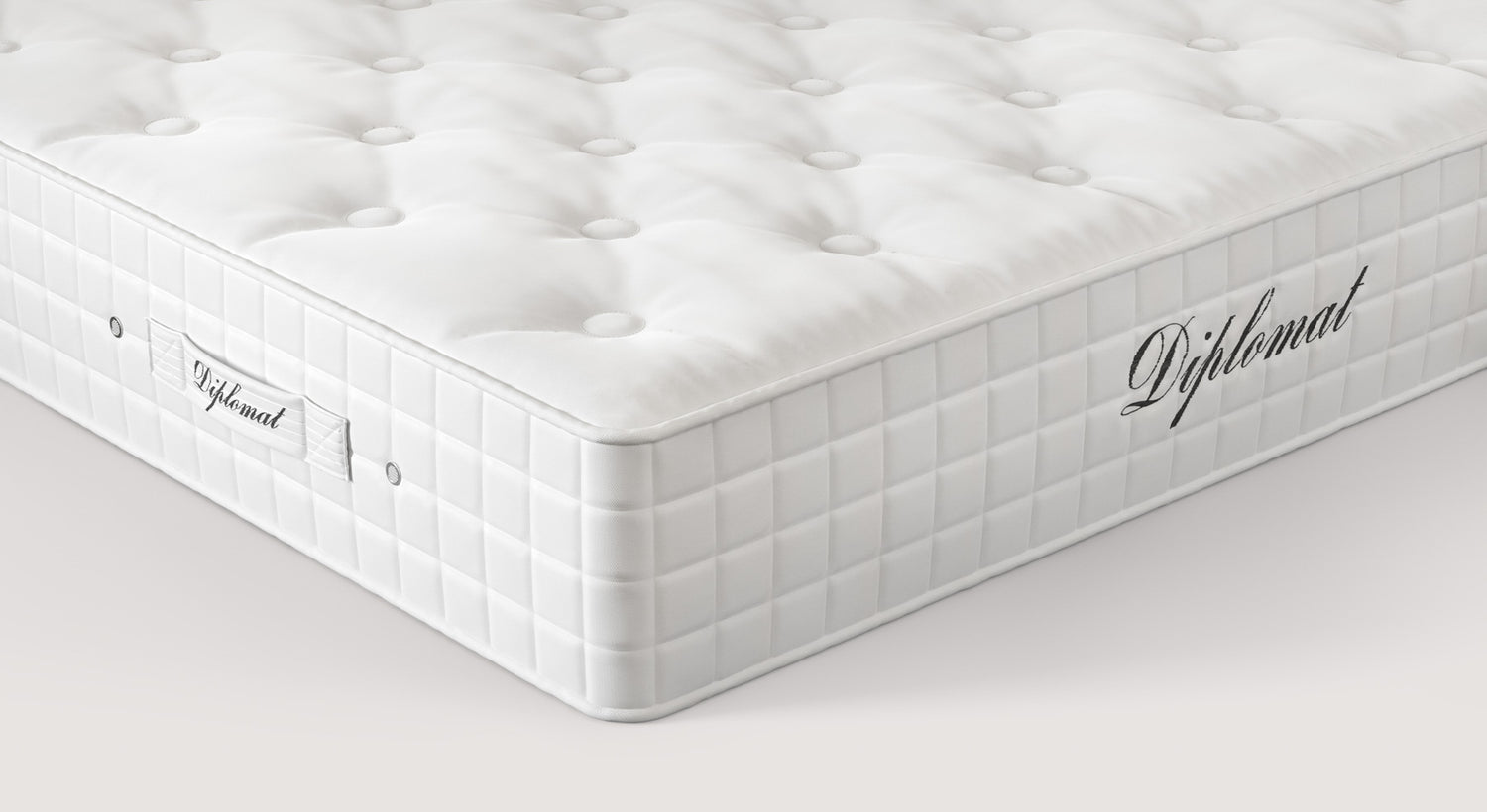 Matelas Diplomat en gros plan, avec surpiqûres et logo visible sur le côté