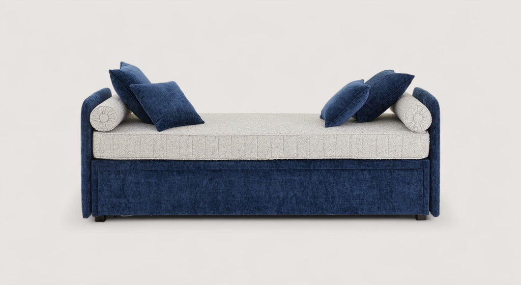 Lit gigogne Kilian avec structure métallique, matelas beige et coussins bleus, modèle Wedkilianx