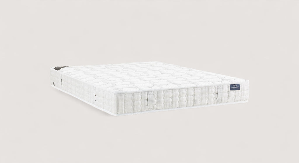 Matelas Lancaster blanc avec surpiqûres, étiquette "Luxury", sur fond neutre