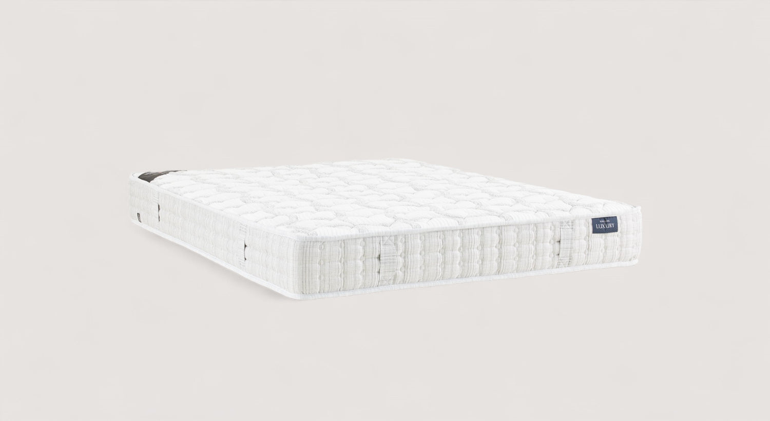 Matelas Lancaster blanc avec surpiqûres, étiquette "Luxury", sur fond neutre