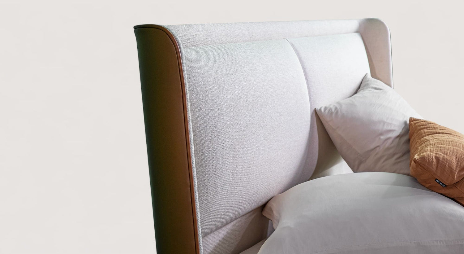 Tête de lit Isabel en tissu beige avec oreillers, design moderne et élégant