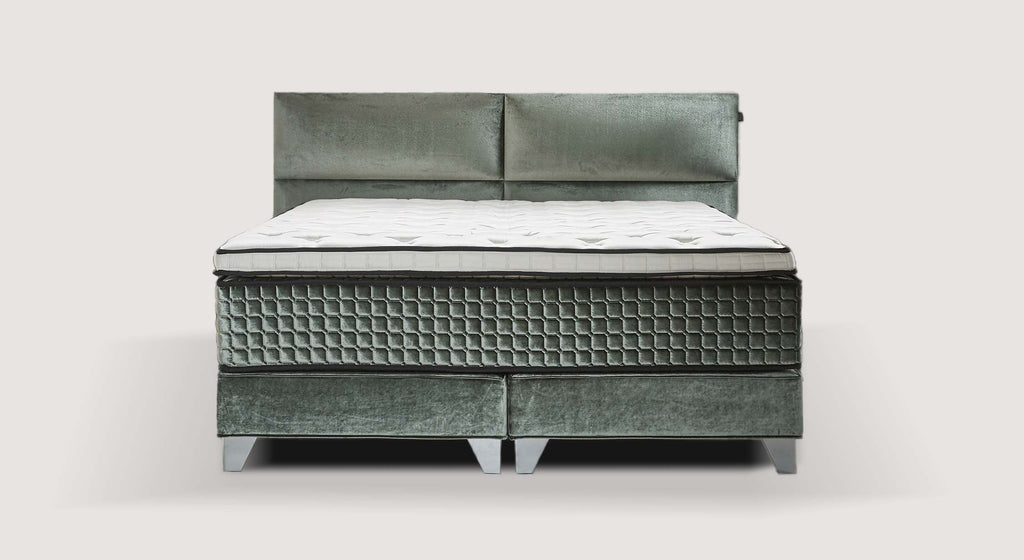 Tête de lit en velours gris avec matelas blanc, ambiance moderne et élégante, Long Beach