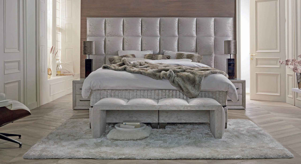 Banc de lit Madison en cuir marron foncé, design moderne et épuré, packshot sur fond blanc