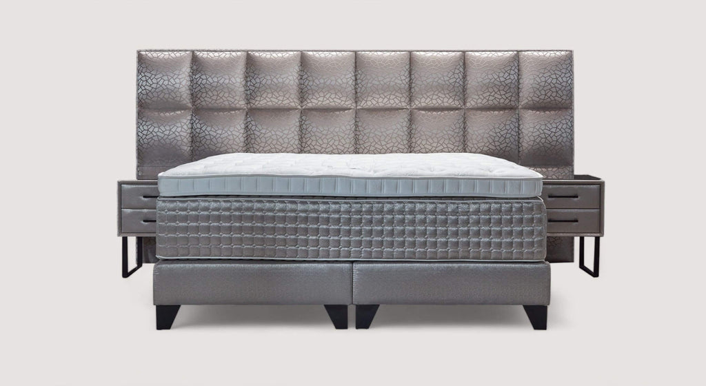 Tête de lit Madison XL avec motif géométrique, accompagnée d'un lit et de tables de chevet assorties