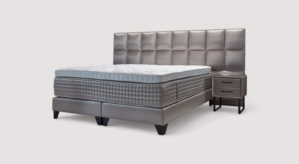 Tête de lit Madison XL avec motif géométrique, accompagnée d'un lit et de tables de chevet assorties