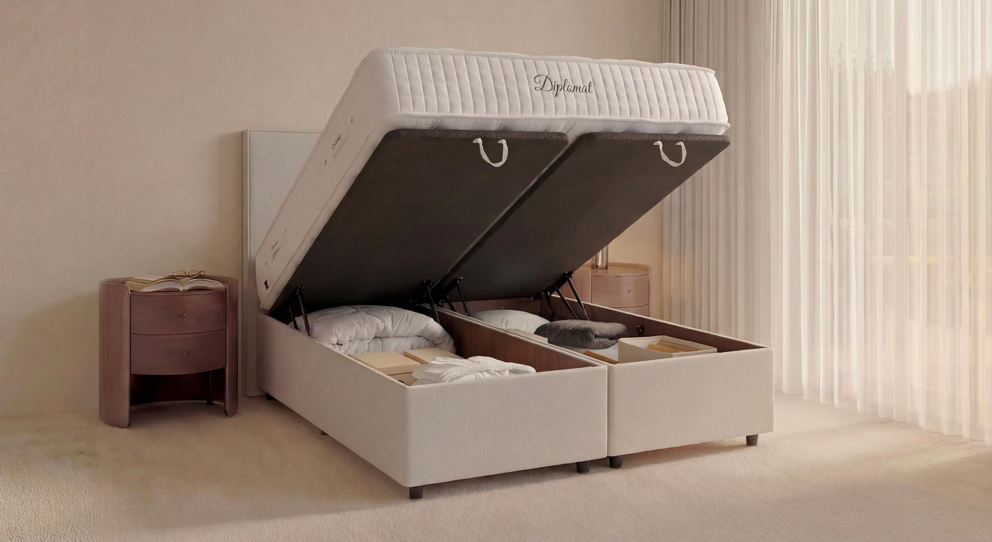 Lit coffre NINA Queens Beige avec matelas haut de gamme, sommier relevable offrant un grand espace de rangement, idéal pour une literie confortable et pratique.