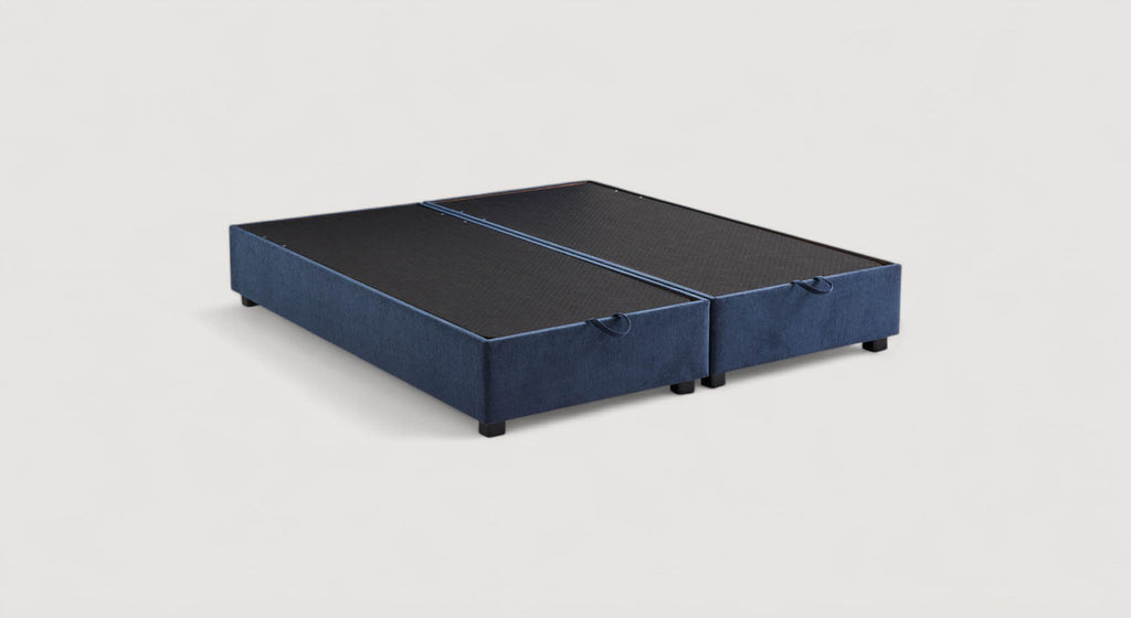 Base de lit double en tissu bleu foncé avec pieds noirs, vue en packshot
