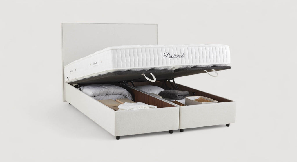 Lit double avec matelas Diplomat blanc et tête de lit rembourrée, sur fond blanc