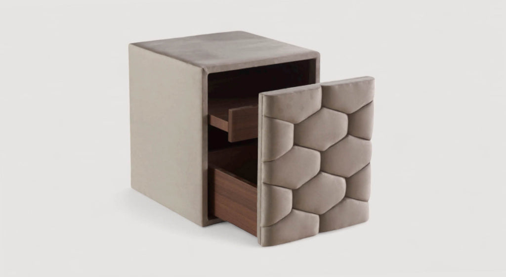 Table de chevet Phoenix avec tiroirs ouverts, design moderne et revêtement matelassé