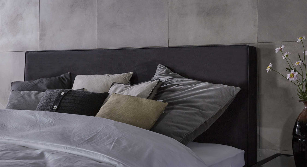 Tête de lit Verona avec matelas jumeaux, ambiance moderne avec tableau artistique et décoration florale