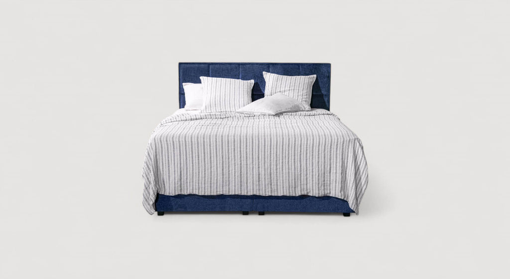 Lit coffre bleu modèle Warren avec tête de lit, draps rayés gris et blancs