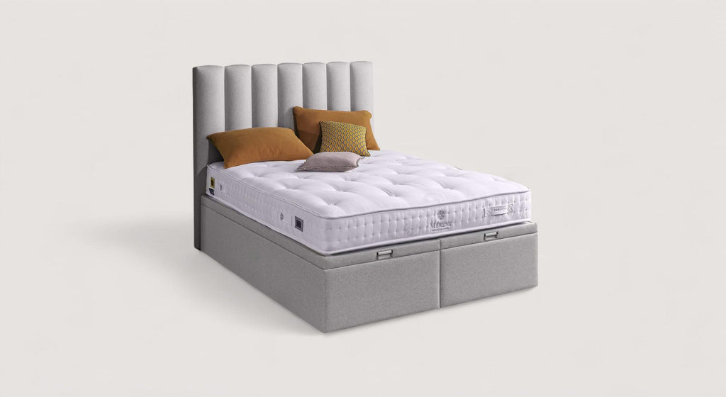Lit coffre Warren XXL en flanelle grise avec matelas relevé, montrant un espace de rangement organisé
