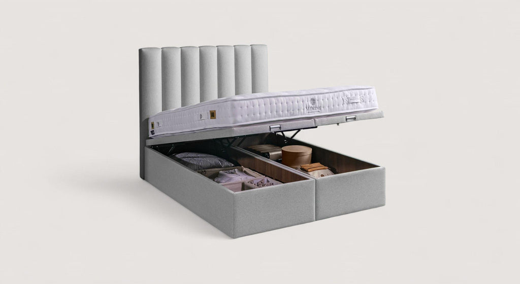 Lit coffre Warren XXL en flanelle grise avec matelas relevé, montrant un espace de rangement organisé