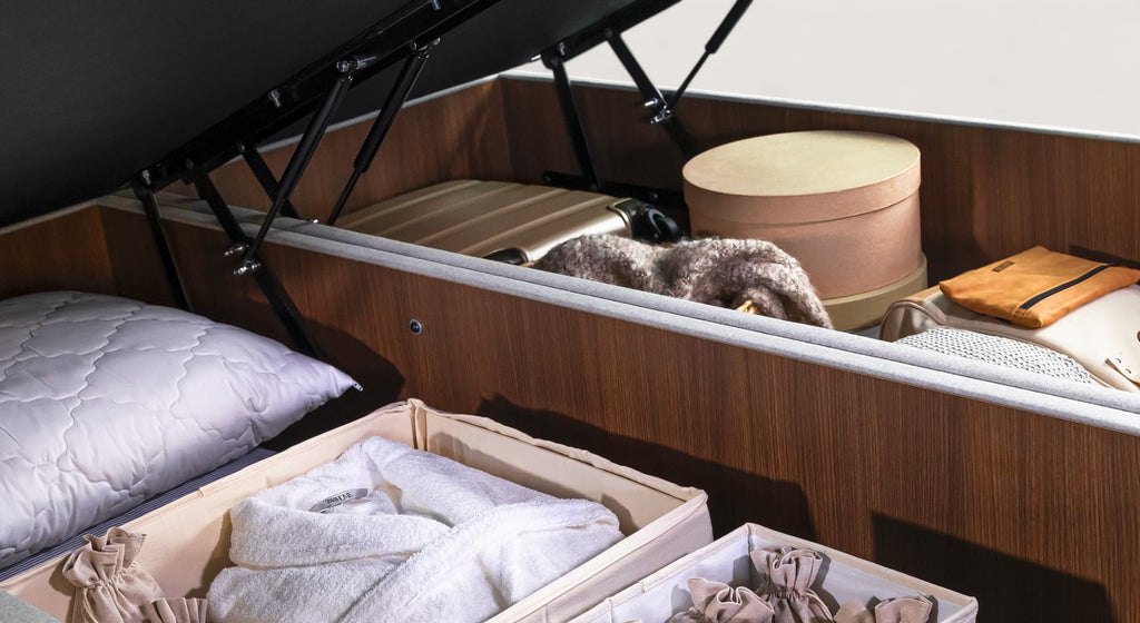 Lit coffre Warren XXL en flanelle grise avec matelas relevé, montrant un espace de rangement organisé