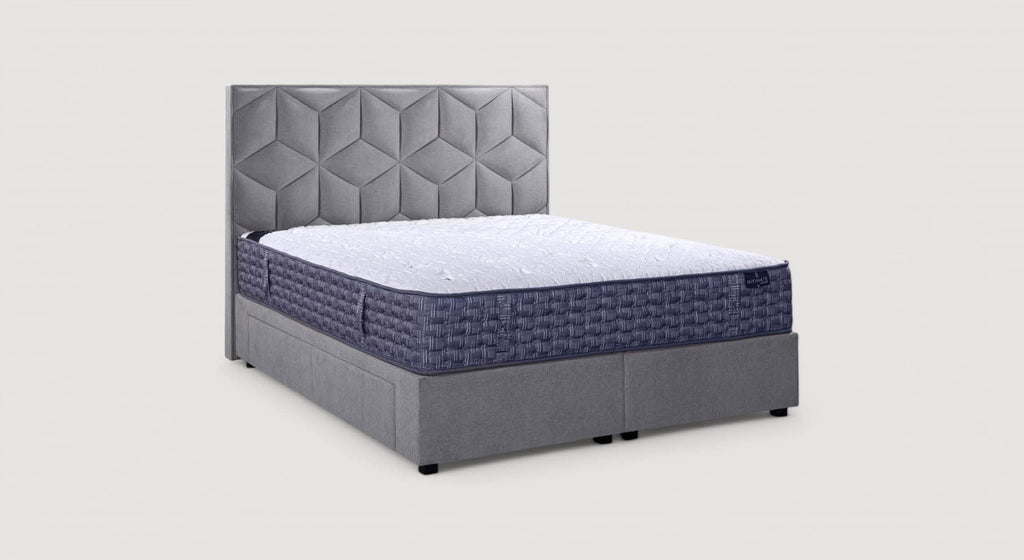 Lit avec tête de lit capitonnée grise et matelas épais, doté de tiroirs de rangement intégrés