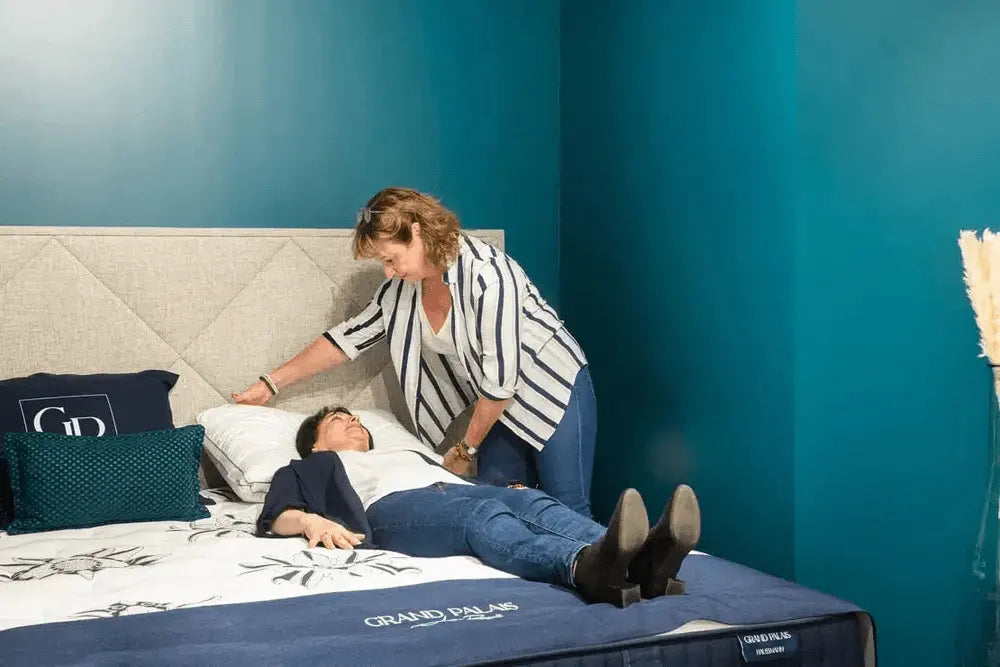 Essai d'un matelas dans le magasin Le Lit Paris Richard Lenoir